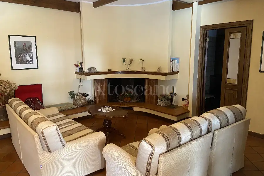 Villa Plurifamiliare in vendita di 850 mq a €899.000 (rif. 5/2026)