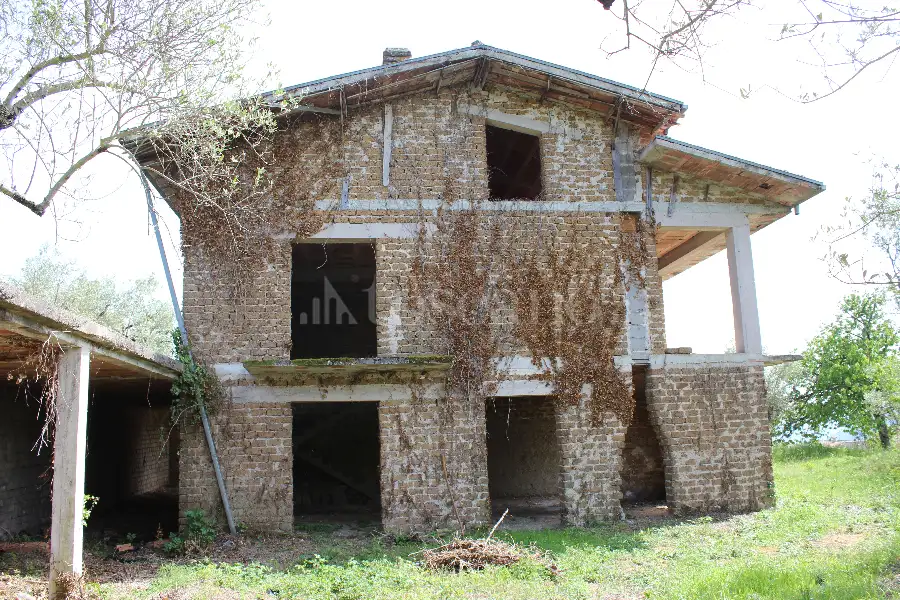 Rustico in vendita di 360 mq a €75.000 (rif. 12/2024)