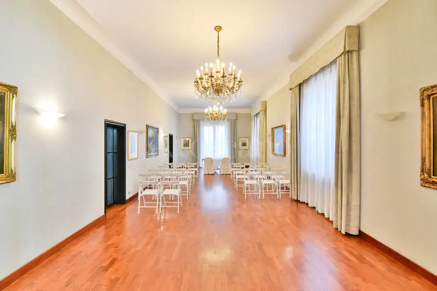Albergo in vendita di 2.300 mq a €4.500.000 (rif. 39/2026)