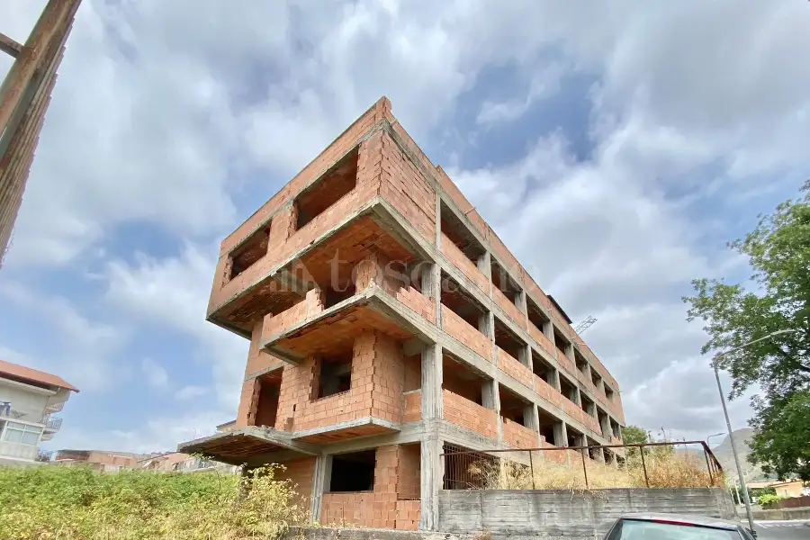 Rustico in vendita di 1.480 mq a €490.000 (rif. 36/2026)