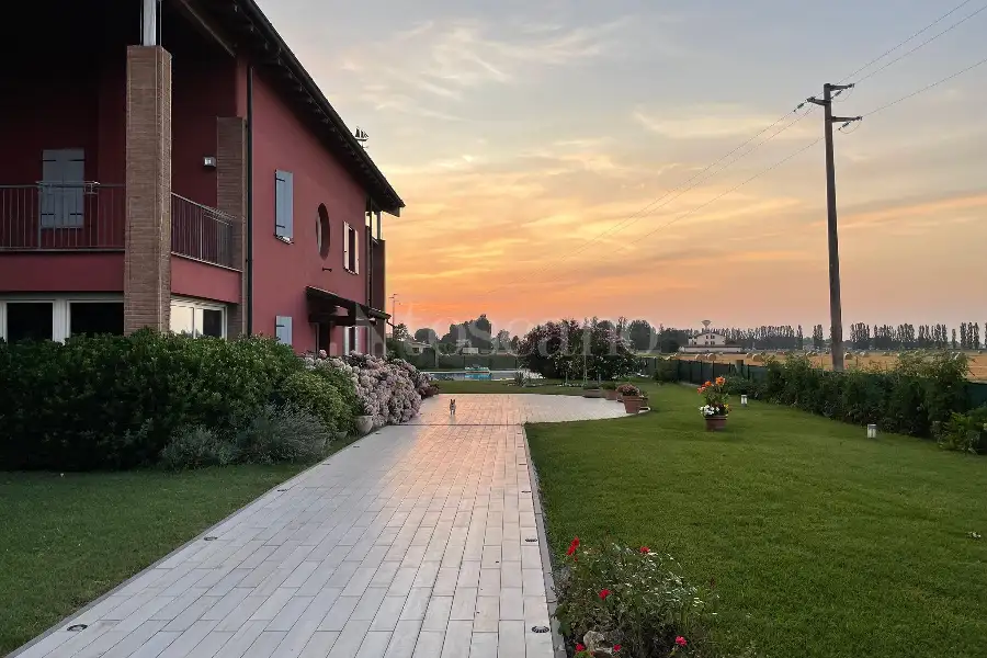 Casa Indipendente in vendita di 340 mq a €1.490.000 (rif. 24/2026)