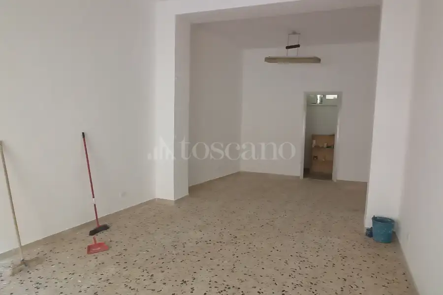 Negozio in affitto di 45 mq a €400 (rif. 56/2025)