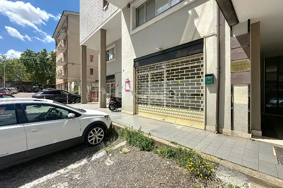 Attività Commerciale in affitto di 250 mq a €1.500 (rif. 14/2026)