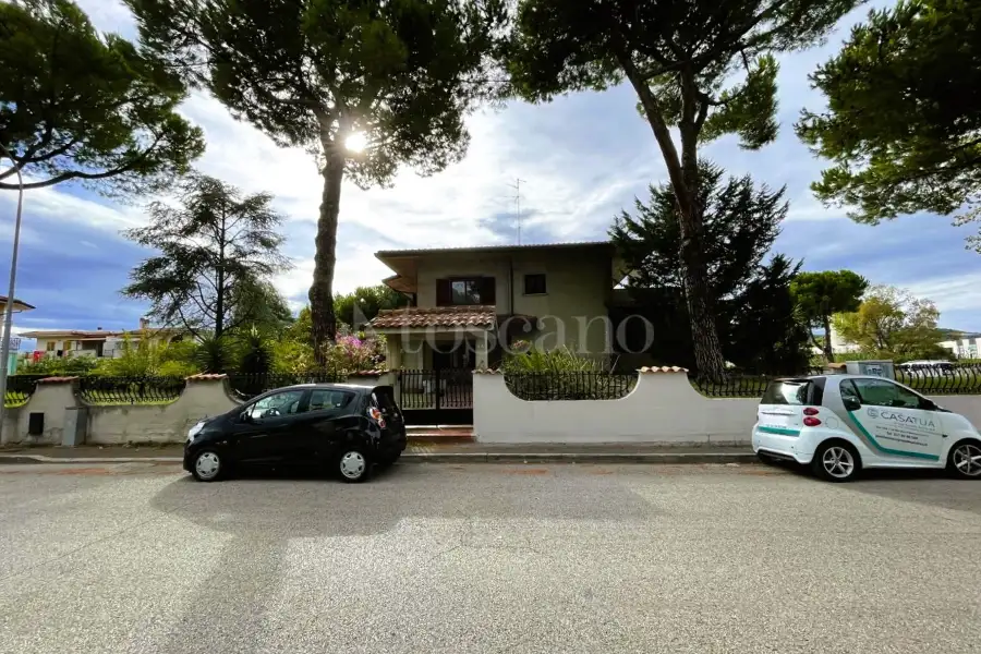 Villa in vendita di 305 mq a €650.000 (rif. 12/2025)