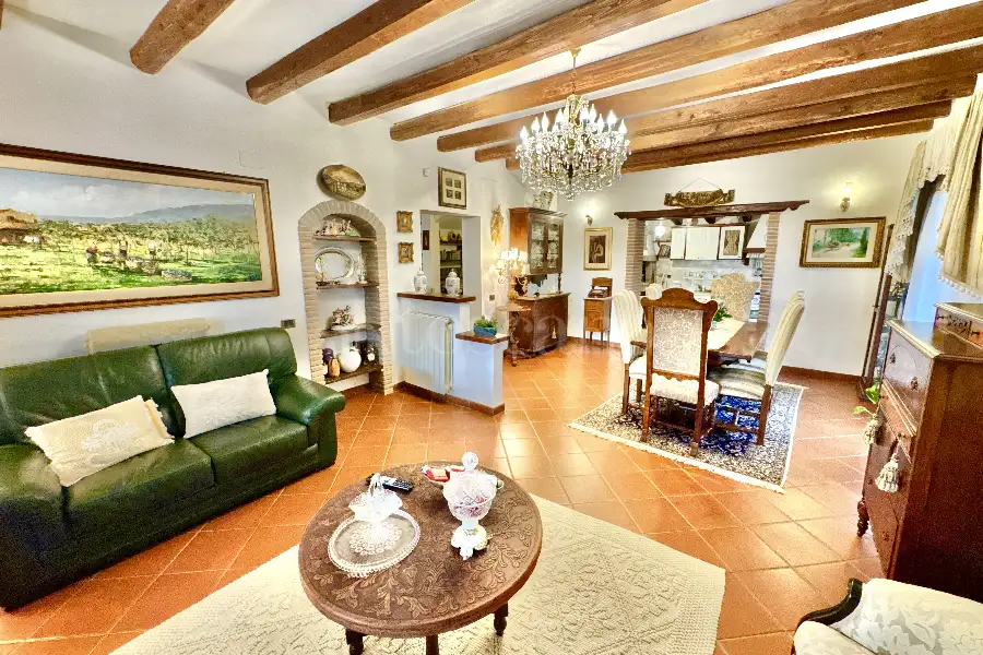 Villa in vendita di 300 mq a €445.000 (rif. 11/2025)
