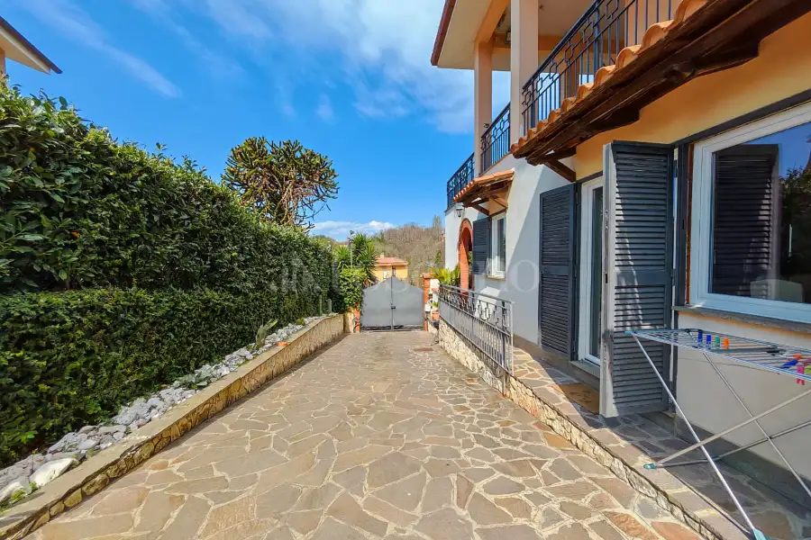 Villa Bifamiliare in vendita di 440 mq a €665.000 (rif. 5/2026)