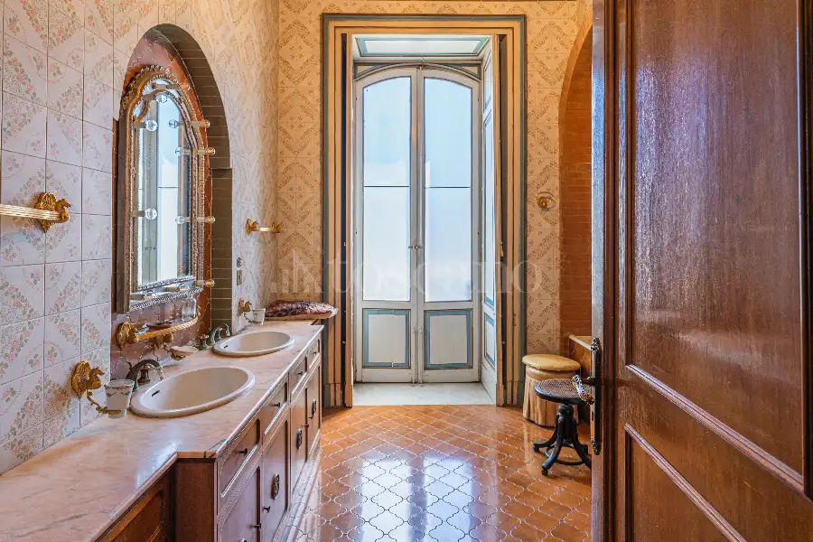 Villa in vendita di 1.200 mq a €4.250.000 (rif. 61/2026)