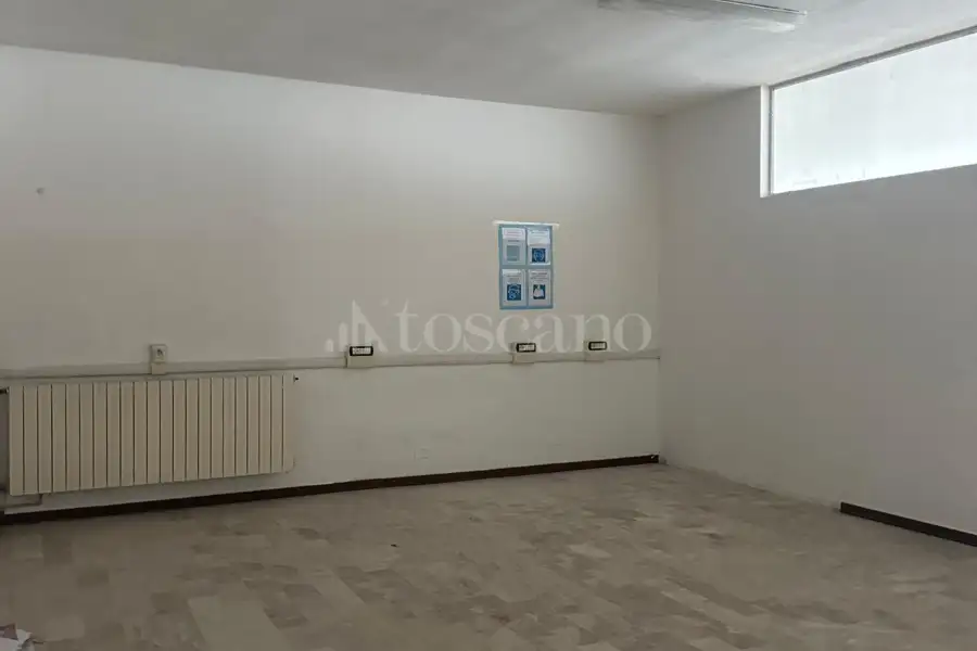 Negozio in vendita di 4.995 mq a €1.500.000 (rif. 118/2025)