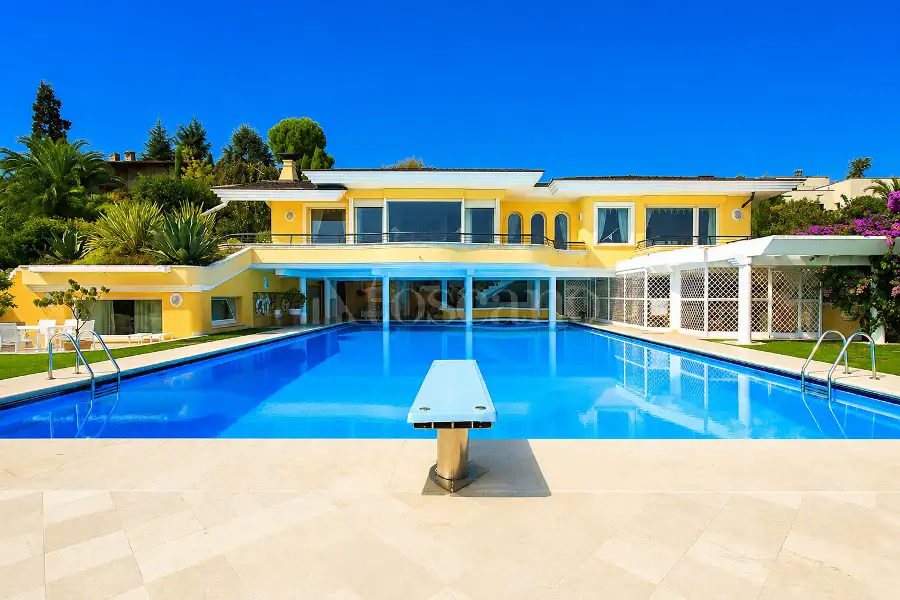 Villa in vendita di 1.300 mq trattativa riservata (rif. 38/2024)