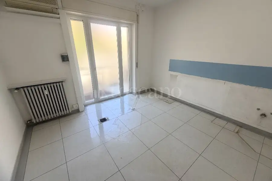 Negozio in affitto di 100 mq a €1.600 (rif. 13/2026)