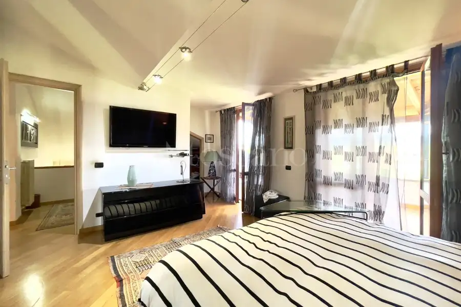 Villa Bifamiliare in vendita di 450 mq a €249.000 (rif. 23/2025)