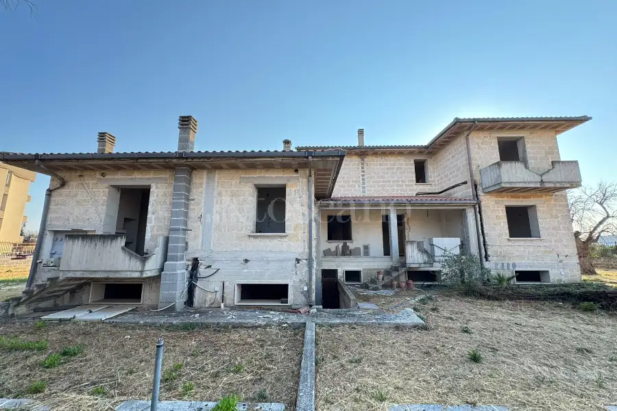 Villa in vendita di 1.200 mq a €800.000 (rif. 31/2026)