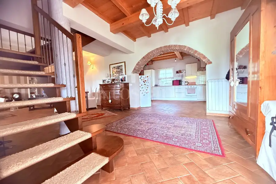 Casale in vendita di 300 mq a €990.000 (rif. 9/2026)