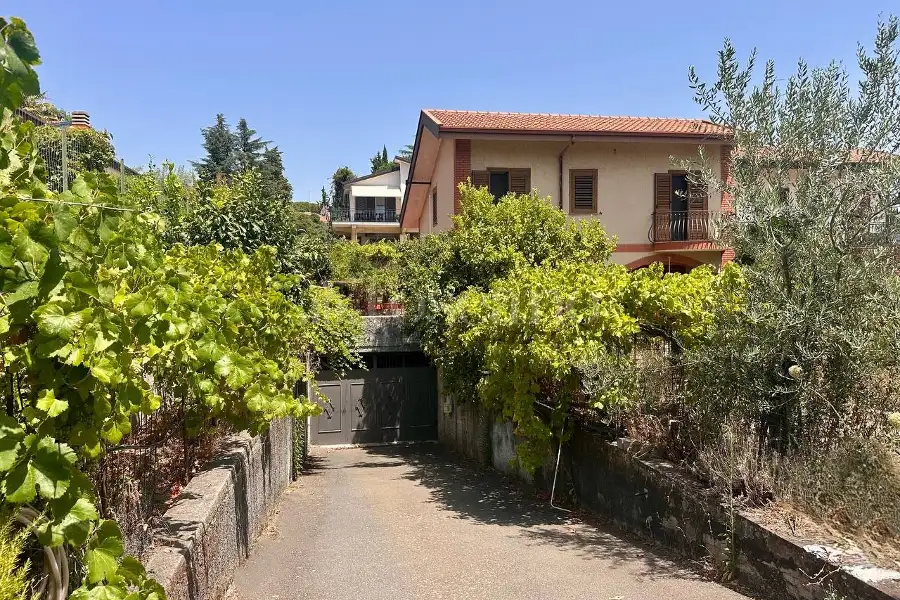 Villa in vendita di 415 mq a €345.000 (rif. 128/2026)