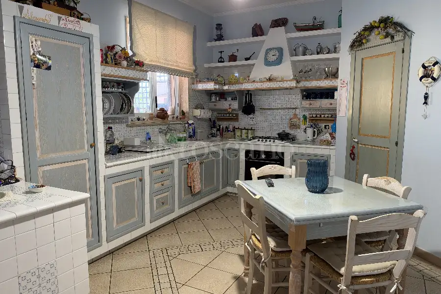 Villa Plurifamiliare in vendita di 400 mq a €399.000 (rif. 137/2026)
