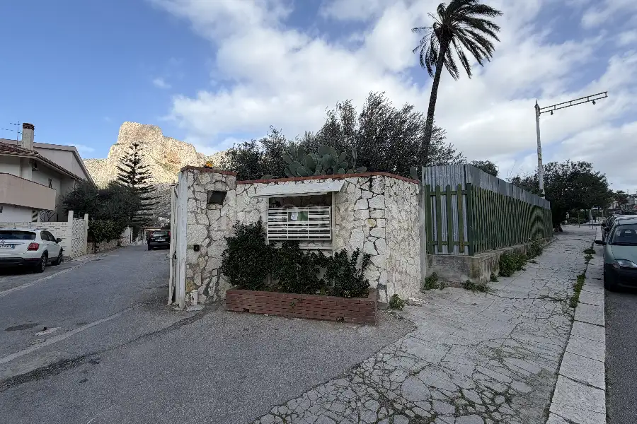 Edificabile Residenziali in vendita di 1.000 mq a €370.000 (rif. 17/2026)