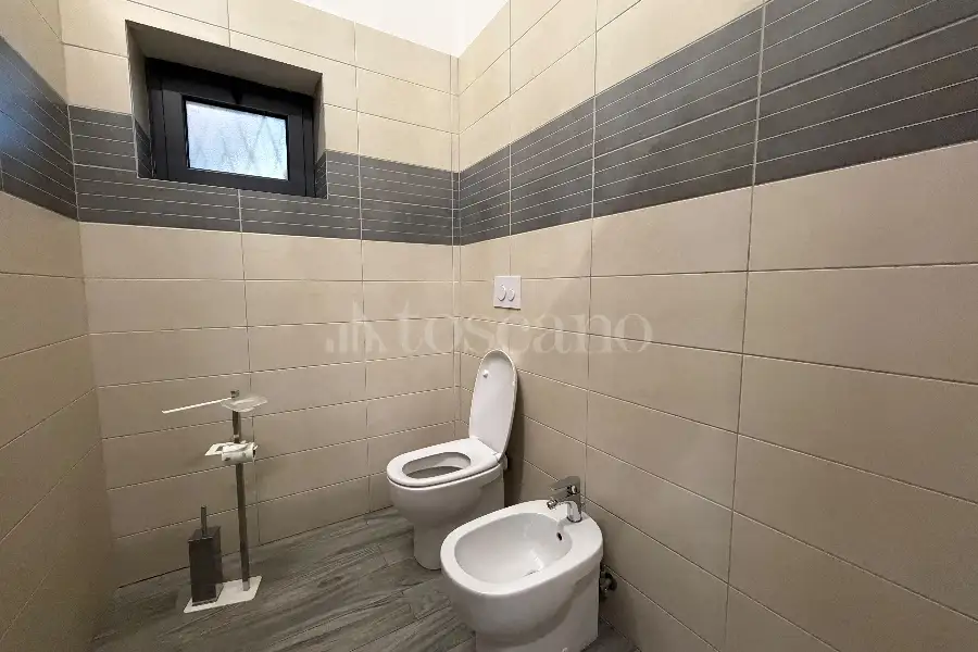 Negozio in vendita di 225 mq a €385.000 (rif. 95/2026)