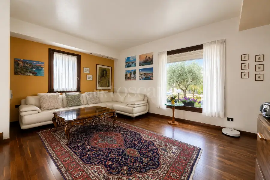 Villa in vendita di 300 mq a €1.600.000 (rif. 12/2026)