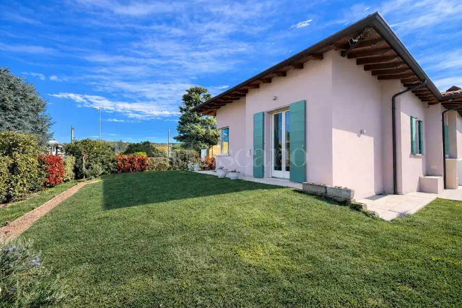 Villa in vendita di 240 mq a €595.000 (rif. 7/2026)