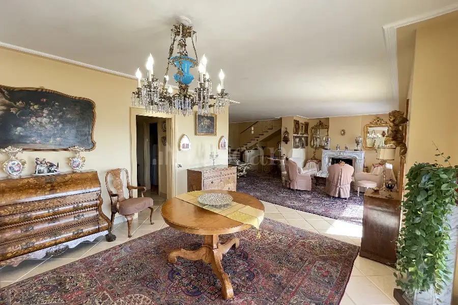 Villa in vendita di 500 mq a €1.500.000 (rif. 45/2025)