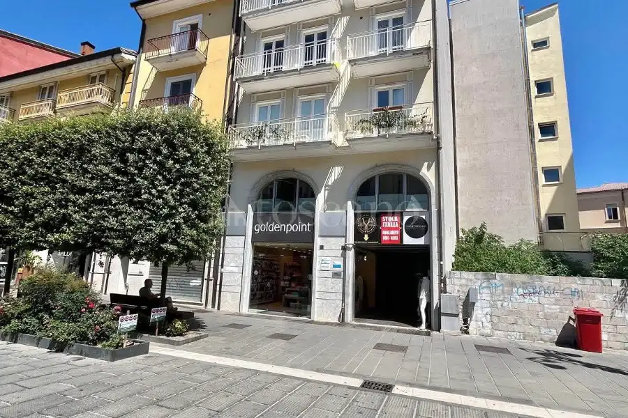 Negozio in affitto di 60 mq a €700 (rif. 162/2026)