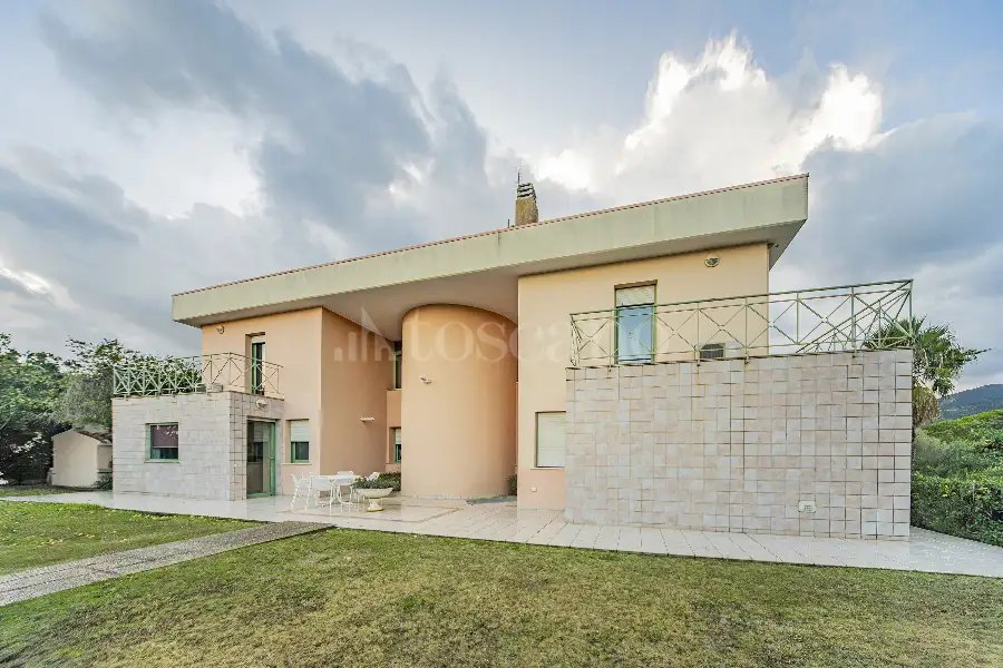 Villa in vendita di 500 mq a €990.000 (rif. 100/2025)