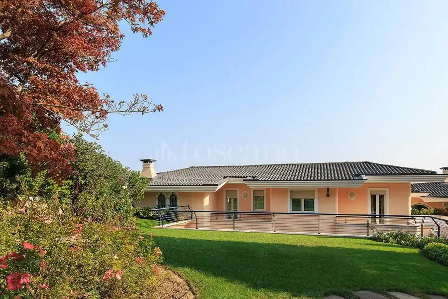 Villa in vendita di 1.300 mq trattativa riservata (rif. 38/2024)