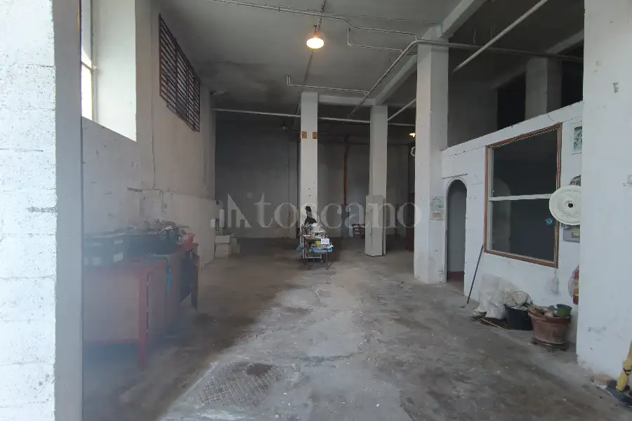 Garage in vendita di 298 mq a €295.000 (rif. 3/2026)