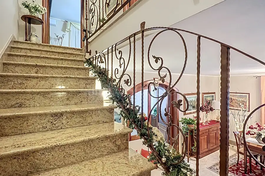 Villa Plurifamiliare in vendita di 480 mq a €680.000 (rif. 2/2026)