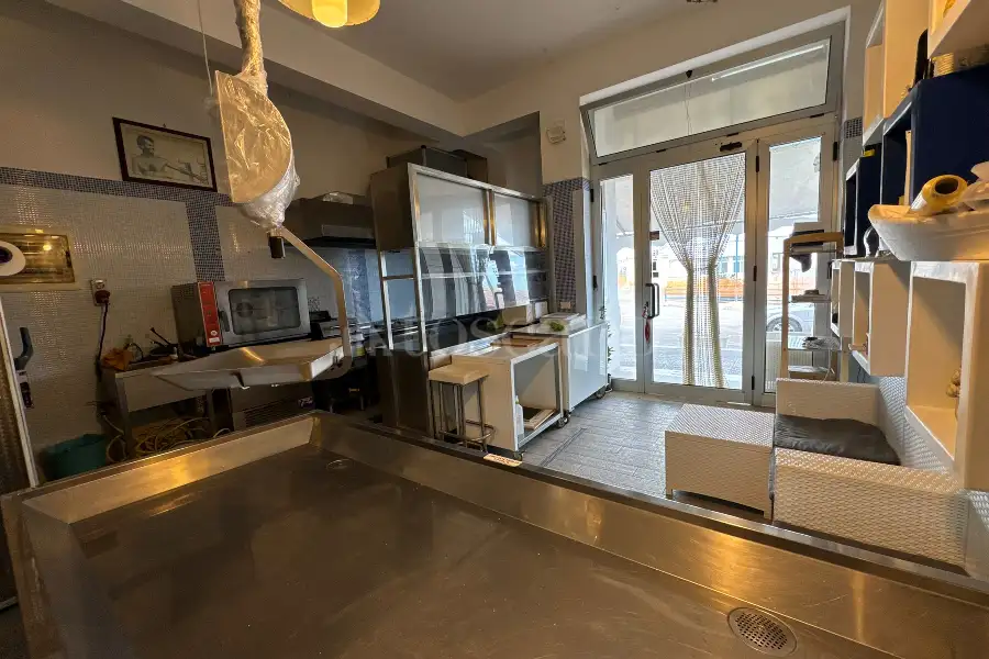 Negozio in affitto di 50 mq a €2.500 (rif. 21/2025)