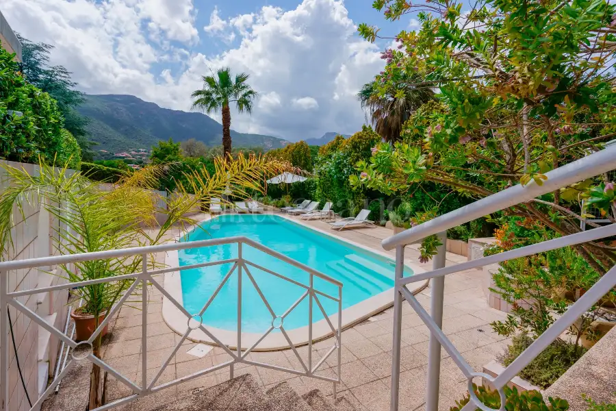 Villa in vendita di 500 mq a €990.000 (rif. 100/2025)
