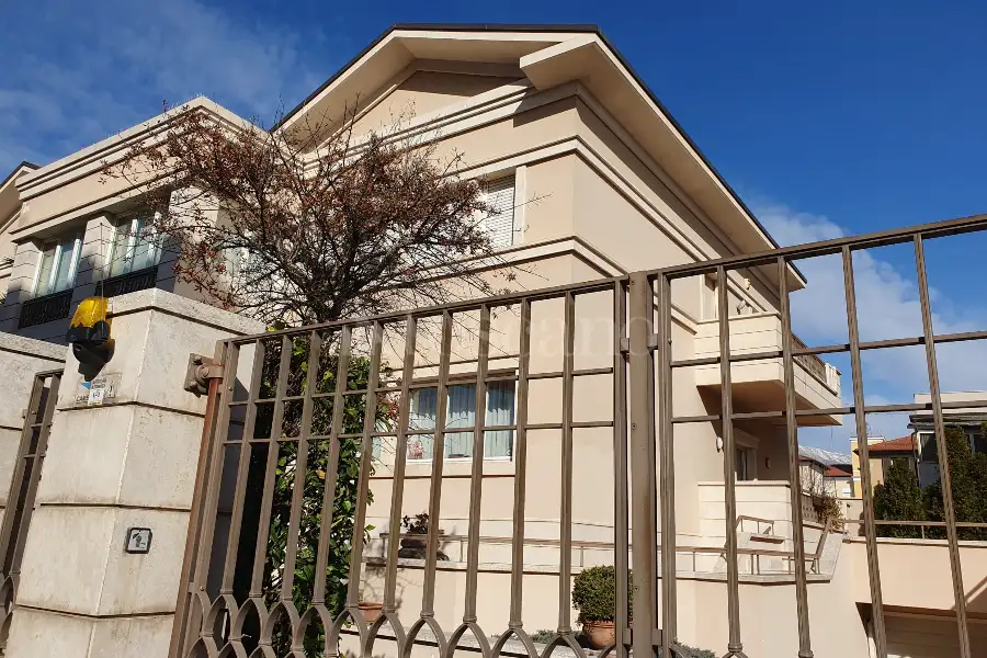 Villa in vendita di 800 mq trattativa riservata (rif. 23/2024)