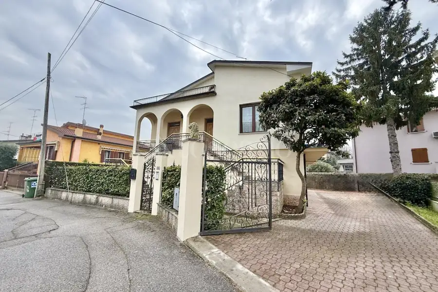 Villa in vendita di 200 mq a €465.000 (rif. 2/2026)