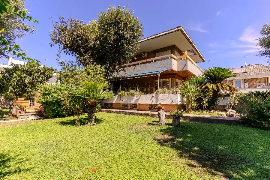 Villa in vendita di 400 mq a €830.000 (rif. 77/2025)