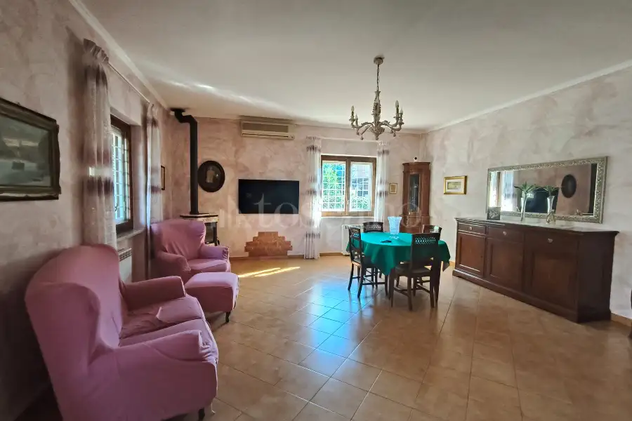Villa Bifamiliare in vendita di 280 mq a €899.000 (rif. 72/2025)