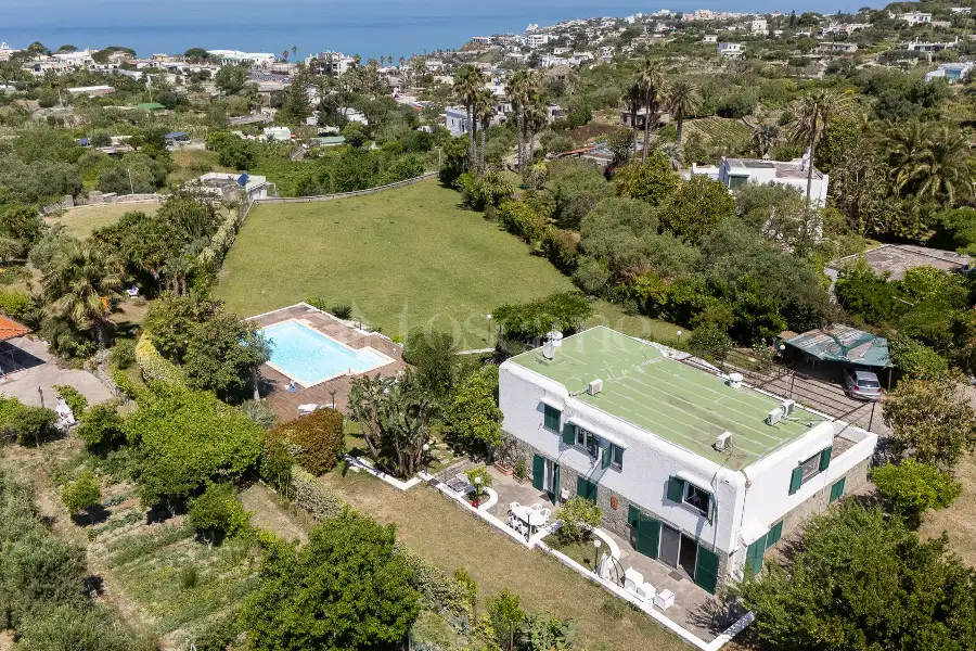 Villa in vendita di 230 mq a €1.200.000 (rif. 2/2026)