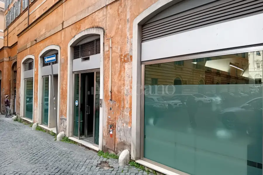 Negozio in vendita di 240 mq a €2.390.000 (rif. 9/2023)