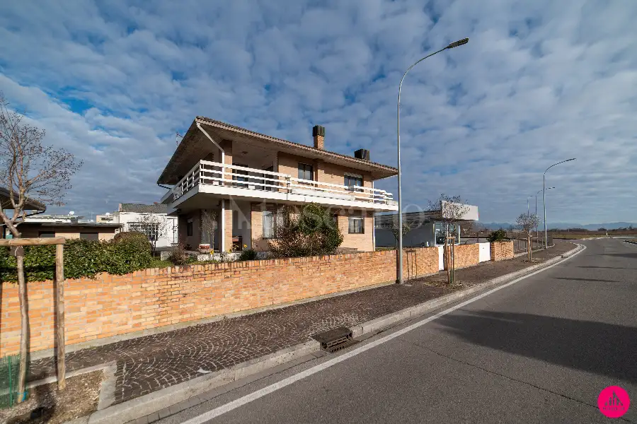 Casa Indipendente in vendita di 370 mq a €380.000 (rif. 8/2026)