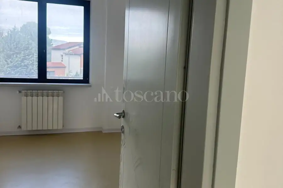 Ufficio in affitto di 300 mq a €3.000 (rif. 83/2026)