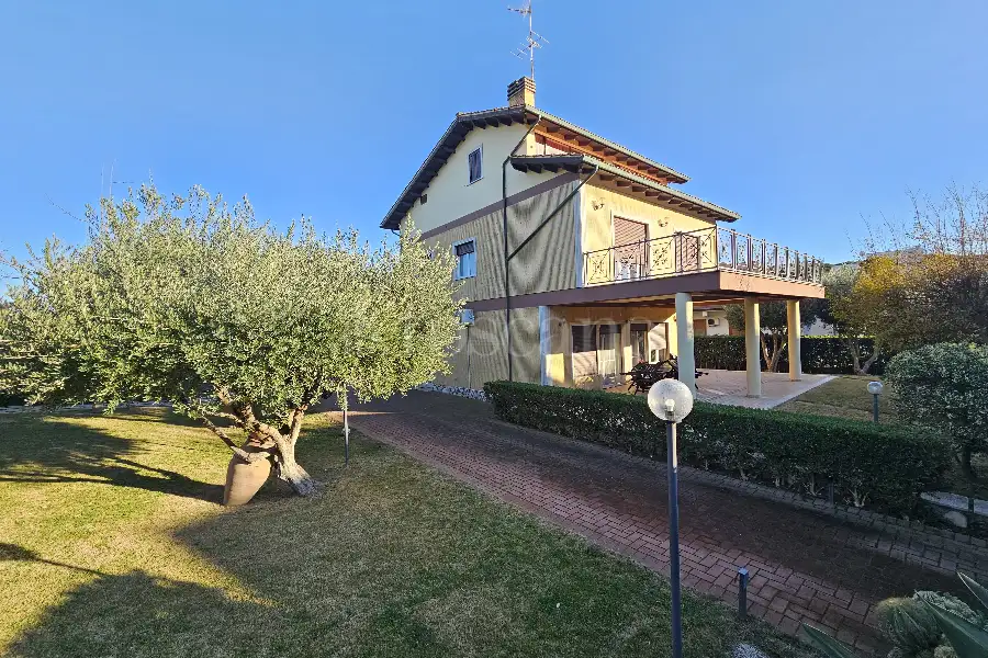 Villa in vendita di 280 mq a €725.000 (rif. 140/2025)