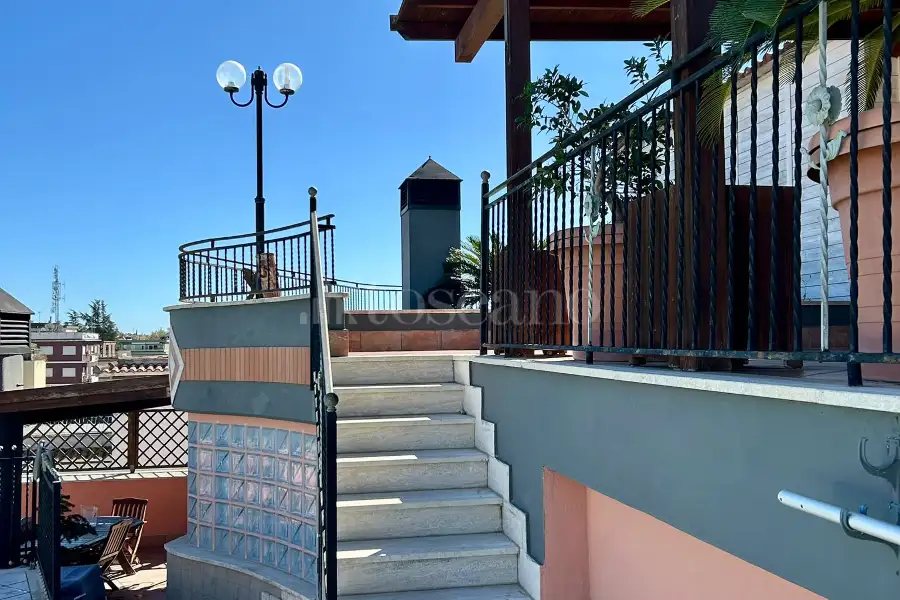 Attico in vendita di 200 mq a €830.000 (rif. 96/2025)
