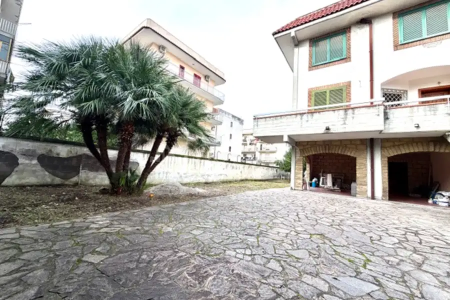 Villino a Schiera in vendita di 320 mq a €640.000 (rif. 16/2026)