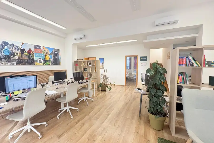 Negozio in vendita di 160 mq a €229.000 (rif. 10/2026)