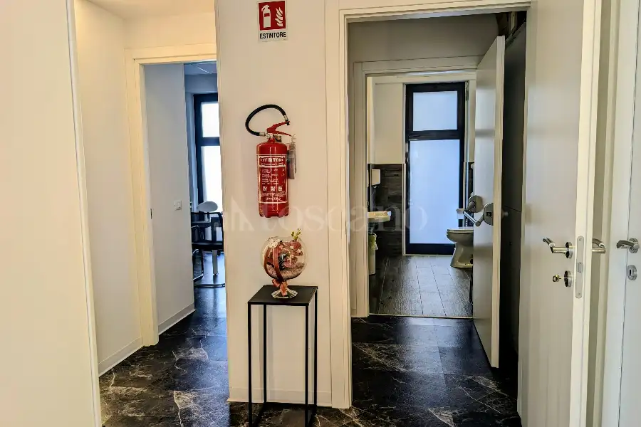 Negozio in vendita di 100 mq a €370.000 (rif. 6/2026)