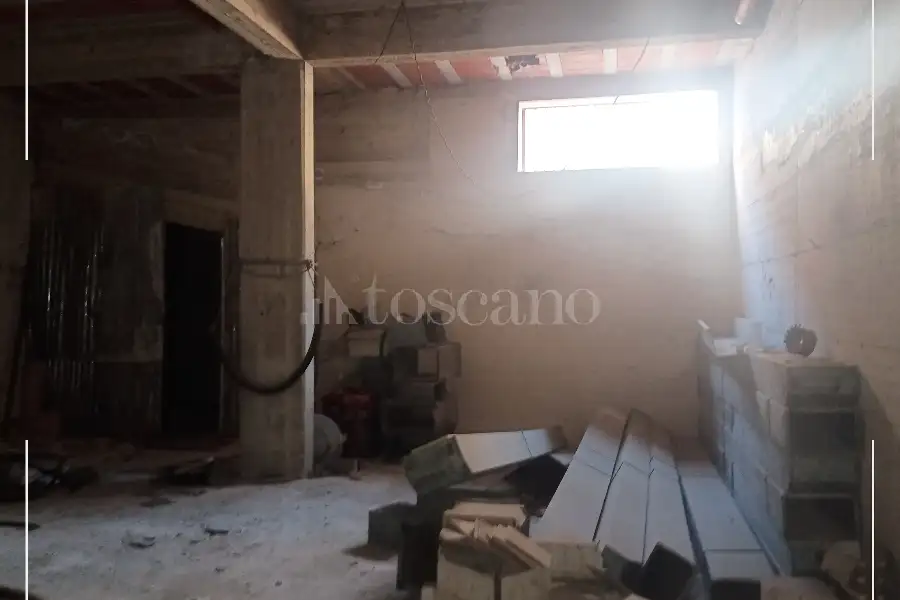 Garage in vendita di 420 mq a €210.000 (rif. 49/2026)