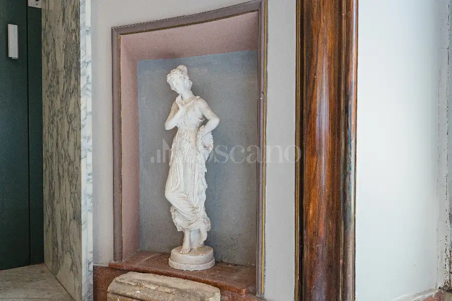 Villa in vendita di 1.200 mq a €4.250.000 (rif. 61/2026)