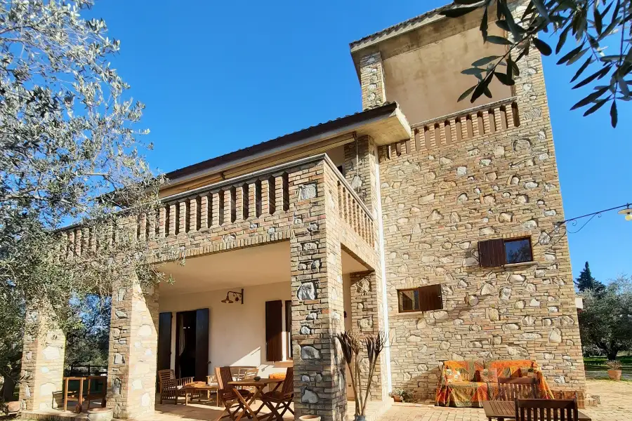 Villa in vendita di 480 mq a €880.000 (rif. 4/2026)