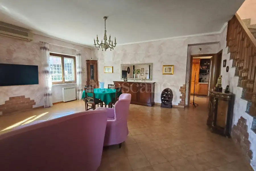 Villa Bifamiliare in vendita di 280 mq a €899.000 (rif. 72/2025)