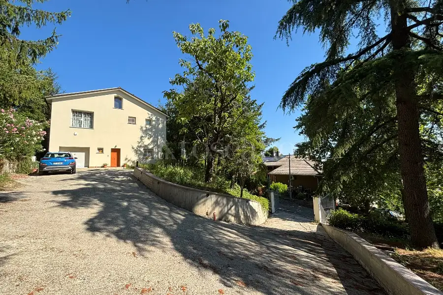 Villa in vendita di 345 mq a €820.000 (rif. 40/2026)