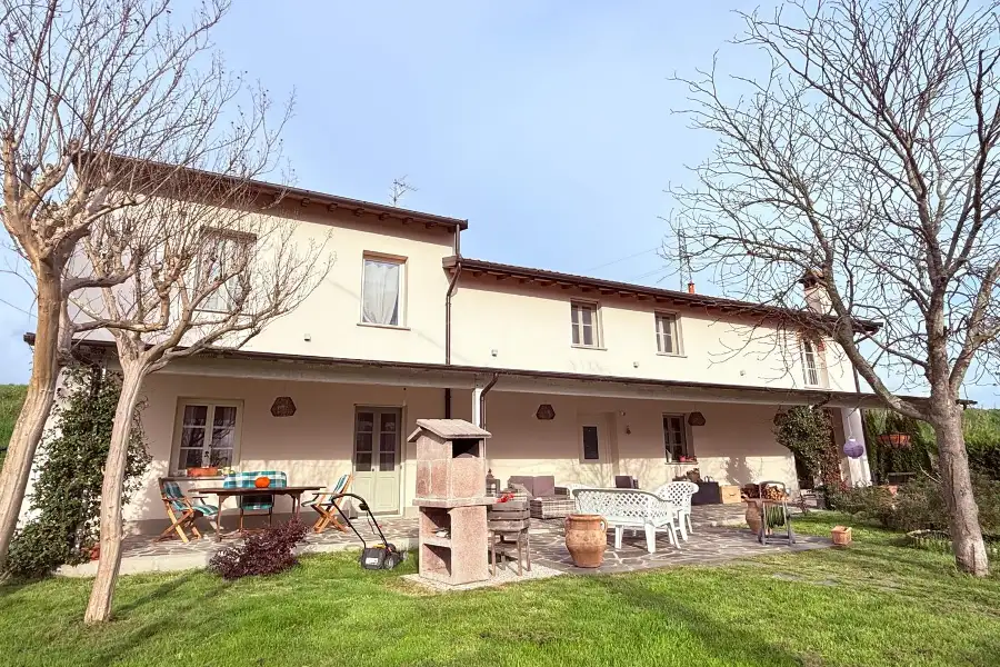 Casale in vendita di 300 mq a €990.000 (rif. 9/2026)